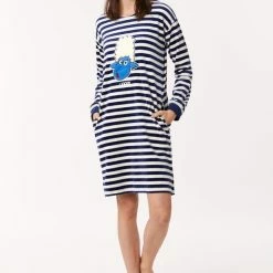 Korting 😉 Woody Slaapkleed Velours Meisjes/dames - Donkerblauw-wit Gestreept - Schaap - 222-1-NIL-V/928 - Maat S 👏 21 Korting 😉 Woody Slaapkleed Velours Meisjes/dames - Donkerblauw-wit Gestreept - Schaap - 222-1-NIL-V/928 - Maat S 👏 -Pyjama-s-dames Winkel 550x778 1